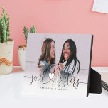 Soul Sisters Herzlich Willkommen im Foto Fotoplatte<br><div class="desc">Ein besonderes und unvergessliches Foto für Soul Schwestern. Das Design verfügt über ein Single-Foto-Layout, um Ihr spezielles Foto anzuzeigen. "Soul Sisters" ist in einem stilvollen schwarzen Pinselskript und einer kalligraphischen Herzdesign gestaltet und mit Namen versehen. Schicken Sie sich und Ihrem Freund ein unvergessliches Geschenk, das Sie für immer lieben werden....</div>