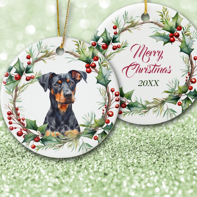 Soulful Doberman Pinscher Dog in Holly Twig Wreath Keramik Ornament (Von Creator hochgeladen)