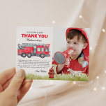 Sound des Alarmantriebs Geburtstags-Foto Dankeskarte<br><div class="desc">Sound the Alarm Fire Truck Birthday Foto Dank You Card Machen Sie sich bereit, den Alarm zu hören und feiern Sie Ihren kleinen Feuerwehrmann's Big Day! Mit einem heldenhaften dalmatinischen Hundefeuerwehrmann und einem strahlenden Feuerwehrwagen Set sie die Bühne für ein actionreiches Fest. Das detaillierte Design wird die Begeisterung der Freunde...</div>