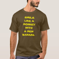 Sourire comme un singe avec un nouveau T-shirt ban
