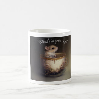 Souris adorable dans une tasse de thé