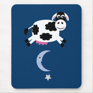 Souris Vache mignonne sautée au-dessus du tapis de souri