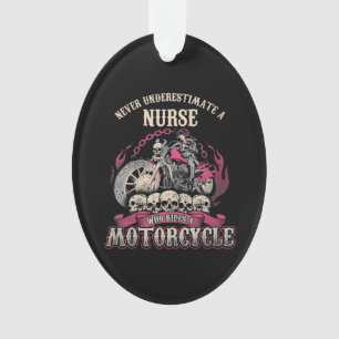 Sous-estimer l'infirmière qui conduit le moto moto