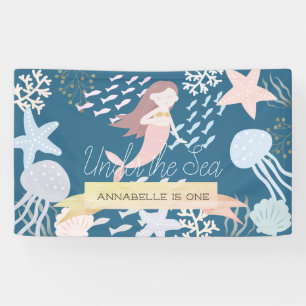 Sous la bannière d'anniversaire bleu marine de la 