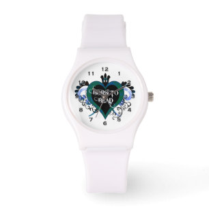 Soutenu pour perler la montre bleue de coeur
