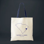South Carolina Wedding Welcome Bag Map Taschen, Na Tragetasche<br><div class="desc">Begrüßungsgeschenktasche mit Kartengrafik. Ihre Gäste werden in ihrem Hotel einchecken und diese Tasche mit den Leckereien, die sie erwarten, finden. Sie können das Herz mit der Funktion "Weiter anpassen" an den Ort Ihres großen Tages positionieren.</div>