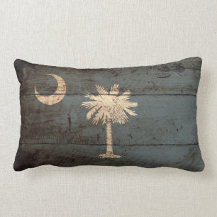 South- CarolinaStaats-Flagge auf altem hölzernem Lendenkissen