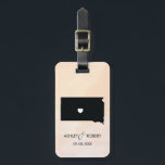 South Dakota Karte Hochzeitstag, individuelles Ges Gepäckanhänger<br><div class="desc">Diese Staat Gepäckanhänger machen die perfekte Hochzeitsgeschenktafel oder Begrüßungstags. Krawatte es auf Ihr Geschenk anstelle eines typischen Papiergeschenketiketts,  und sie können es für Monate und Jahre verwenden. Tags haben einen pfirsichfarbenen Aquarell-Hintergrund. Um das Herz an der Hochzeitsstelle zu platzieren,  verwenden Sie die Option "Weiter anpassen".</div>