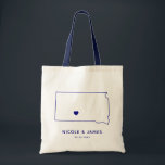 South Dakota Wedding Welcome Bag Map Taschen, Navy Tragetasche<br><div class="desc">Begrüßungsgeschenktasche mit Kartengrafik. Ihre Gäste werden in ihrem Hotel einchecken und diese Tasche mit den Leckereien,  die sie erwarten,  finden. Sie können das Herz mit der Funktion "Weiter anpassen" an den Ort Ihres großen Tages positionieren.</div>