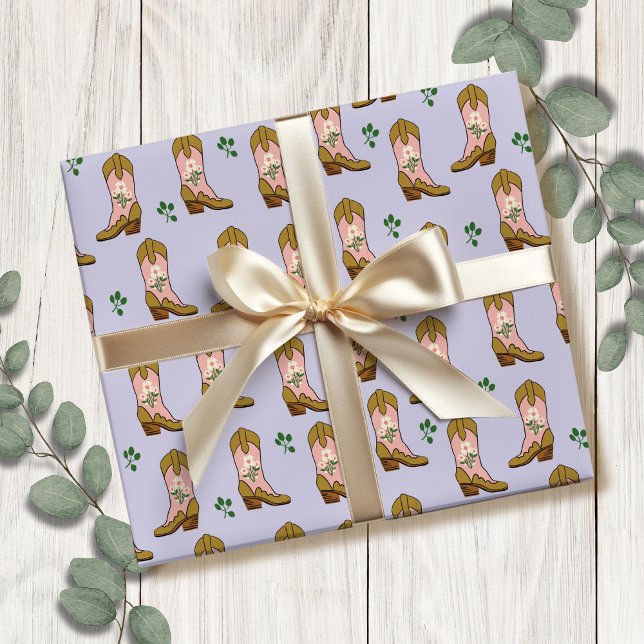 Southern Girl Cowgirl Stiefel Geburtstag Geschenkpapier (Cute girly wrapping paper featuring blush pink and brown  cowgirl boots on a baby blue background.)