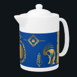 Southwestern Sun Kokopelli<br><div class="desc">Im Südwesten der Sonne Kokopelli Teapot. Vivid gold Kokopelli Teekombination, die Sie können die Hintergrundfarben an Ihren Geschmack anpassen. Kokopelli-Goldmuster Ureinwohner-Amerikanische Ureinwohner-Kulturen. Zugeschrieben auf antike Außerirdischen oder Stammeskunst und inspiriert durch Höhlen- und Felszeichnungen. Passen Sie die Farben und Bilder Ihrer süd-westlichen Teekanne im amerikanischen Indianerstil an. Eine tolle Geschenkidee für...</div>
