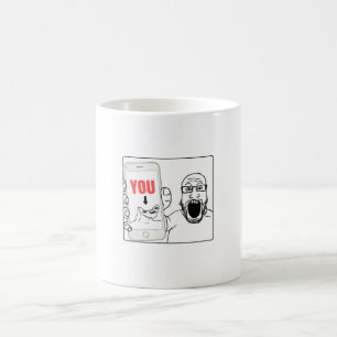Soyjak zeigt sein Handy Meme Kaffeetasse