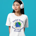 Soziale Arbeit macht die Welt zum Laufen Tri-Blend Shirt<br><div class="desc">Ein niedlicher Sozialarbeiter,  der T - Shirt aus drei Hälften auf dem Planeten Erde in Blau und Grün zeigt. Eine schöne Art,  zu zeigen,  wie soziale Arbeit Menschen heilt und hilft. Soziale Arbeit macht die Welt zu einem besseren Ort.</div>