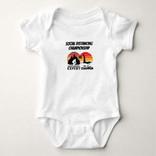 Soziale Distanzmeisterschaft - Yeti Vs Nessi Baby Strampler