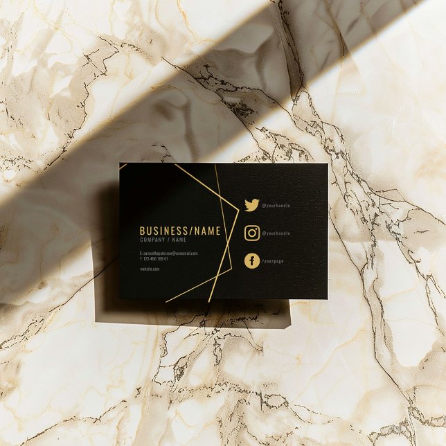 Soziale Medien in Schwarz und Gold Visitenkarte (Black business card with gold geometric lines, social icons, and modern typography.)