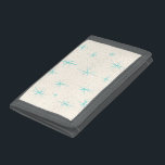 Space Age Turquoise Sternexplosionen Nylon Wallet Tri-fold Portemonnaie<br><div class="desc">Dieses Space Age Turquoise Sternexplosionen Nylon Trifold digitale Brieftasche Muster zeigt blaue Sternexplosionen auf einem cremigen Hintergrund mit goldfarbenen Fesseln. Inspiriert durch ein klassisches, modernes Geschmacksmuster aus der Mitte des Jahrhunderts, hat dieses Design einen authentischen Vintagen Flair. Die Retro-Kitschy-Güte lässt Sie sich so fühlen, als ob Sie über einen Flohmarkt...</div>