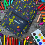 Space Aiens und Flying Saucers Sci-Fi Themed Bedruckter Rucksack<br><div class="desc">Erstellen Sie einen personalisierten Rucksack aus dieser Welt. Bilder von kleinen grünen Außerirdischen,  fliegenden Untertassen,  Monden,  Sternen und Planeten sind Set vor einem marineblauen Hintergrund. Die Vordertasche hat einen Platz,  um einen Namen in hellblauen Buchstaben hinzuzufügen.</div>