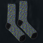 Space Aiens und Flying Saucers Sci-Fi Themed Socken<br><div class="desc">Fügen Sie mit diesen gemusterten Socken einen Out-of-the-world Look zu jedem Outfit hinzu. Bilder von kleinen grünen Außerirdischen,  fliegenden Untertassen,  Monden,  Sternen und Planeten sind Set vor einem marineblauen Hintergrund.</div>