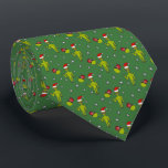 Space Außerirdischen in Weihnachtsmannmützen Sci-F Krawatte<br><div class="desc">Grüße der Jahreszeit,  Erdlinge! Diese festliche Weihnachtshacksbinde zeigt kleine grüne Männer mit roten Weihnachtsmannmützen und einigen Ornamenten aus der Urlaubskleidung,  die wie Planeten mit weißen Sternen vor grünem Hintergrund aussehen. Die Rückseite weist ein koordinierendes grünes Streifen-Muster auf.</div>