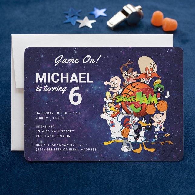 SPACE JAM™ Einladung zum Geburtstag (Simulated invitation on table)
