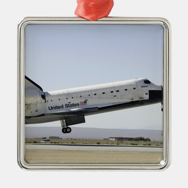Space Shuttle Atlantis bereitet sich auf die Landu Silbernes Ornament (Vorne)