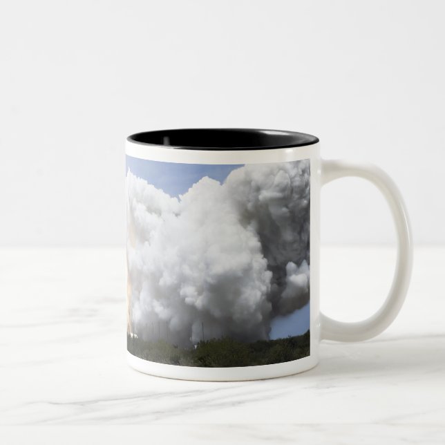 Space Shuttle Atlantis hebt 28 Zweifarbige Tasse (Rechts)