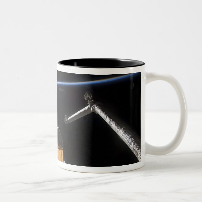 Space Shuttle Atlantis Nutzlastschacht Zweifarbige Tasse (Rechts)