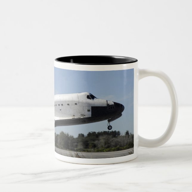 Space Shuttle Atlantis Touchs runter Zweifarbige Tasse (Rechts)