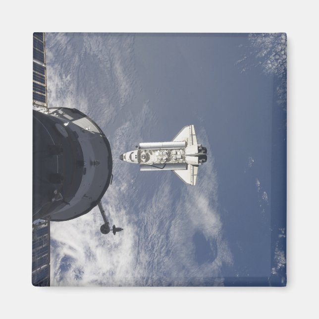 Space Shuttle Atlantis und ein russisches Raumschi Magnet (Vorne)