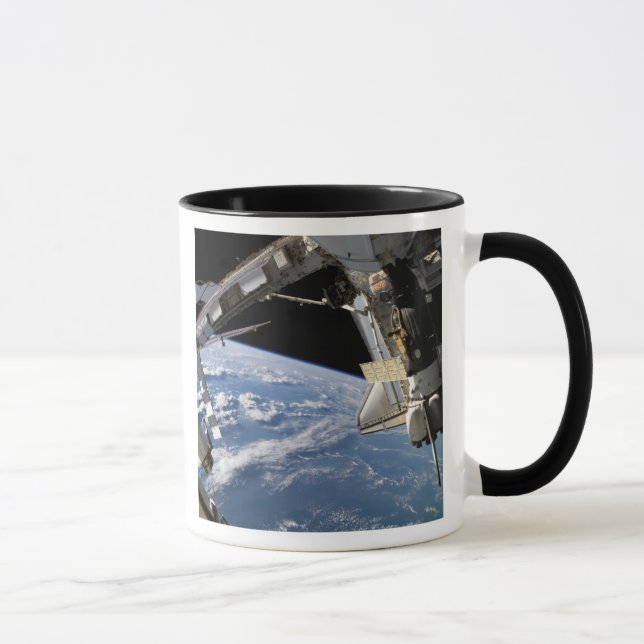 Space Shuttle Atlantis und ein Soyuz-Raumfahrzeug Tasse (Rechts)