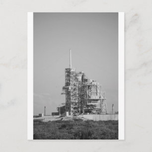 Space Shuttle auf dem Startfeld in Schwarz/Weiß Postkarte