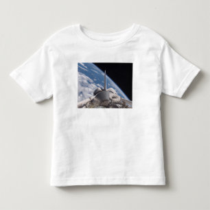 Space Shuttle Discovery im Hintergrund Kleinkind T-shirt