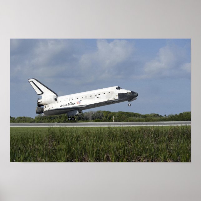 Space Shuttle Discovery landet auf der Runway 33 Poster (Vorne)