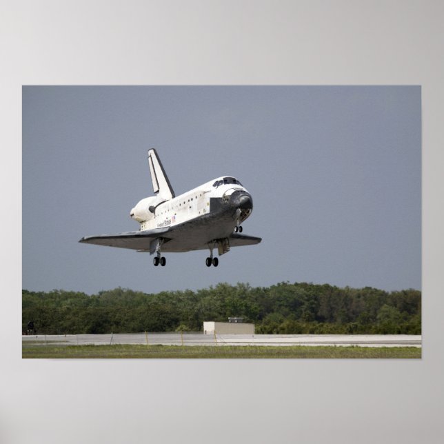 Space Shuttle Discovery nähert sich Landung 2 Poster (Vorne)