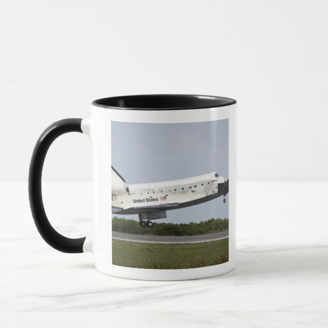 Space Shuttle Discovery nähert sich Landung 4 Tasse (Links)