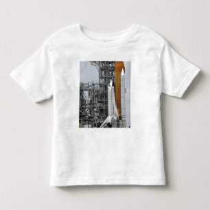 Space Shuttle Endeavor auf dem Launchpad 2 Kleinkind T-shirt