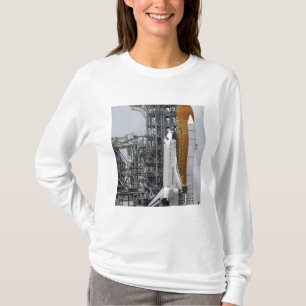 Space Shuttle Endeavor auf dem Launchpad 2 T-Shirt