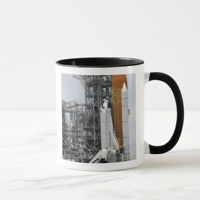 Space Shuttle Endeavor auf dem Launchpad 2 Tasse (Rechts)