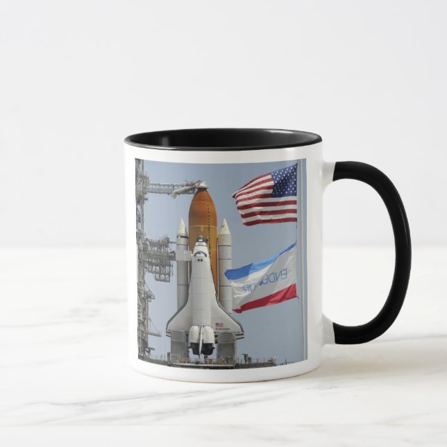 Space Shuttle Endeavor auf dem Launchpad 3 Tasse (Rechts)
