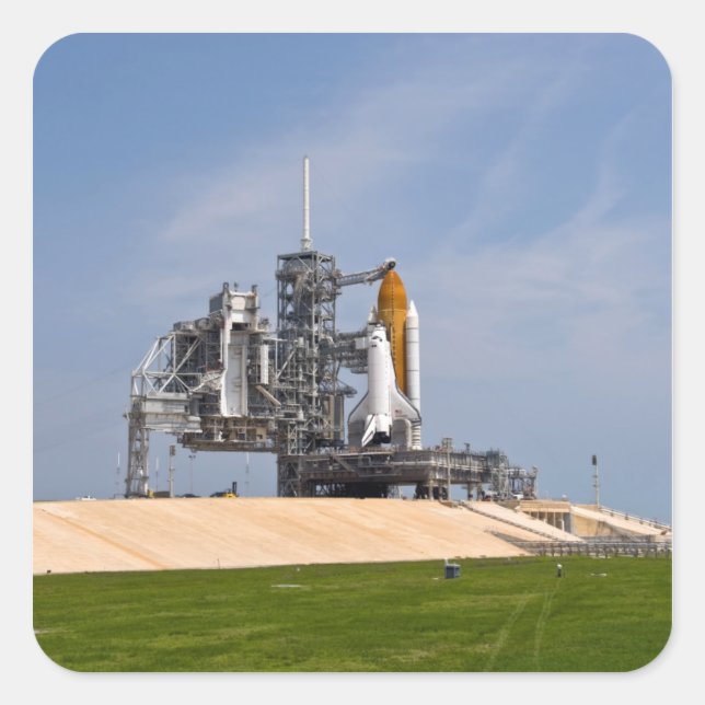 Space Shuttle Endeavor auf dem Launchpad 4 Quadratischer Aufkleber (Vorderseite)