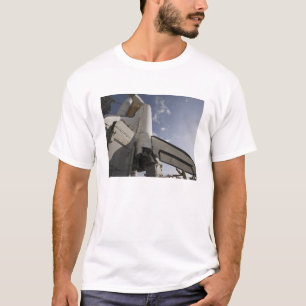 Space Shuttle Endeavor auf dem Launchpad 6 T-Shirt