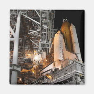 Space Shuttle Endeavour auf der Ladestation Magnet