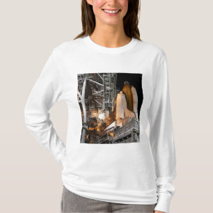 Space Shuttle Endeavour auf der Ladestation T-Shirt