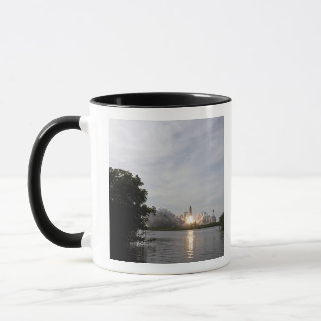 Space Shuttle Endeavour hebt 3 Tasse (Links)