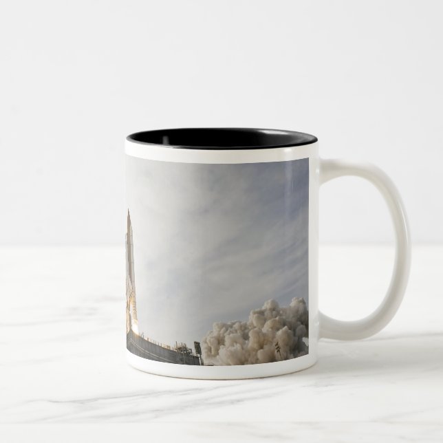 Space Shuttle Endeavour hebt 5 Zweifarbige Tasse (Rechts)