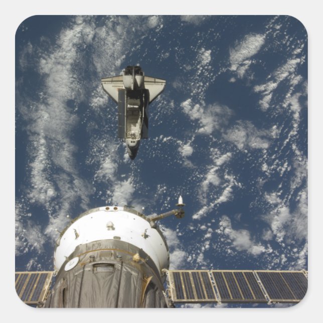 Space Shuttle Endeavour und ein Sojus-Raumfahrzeug Quadratischer Aufkleber (Vorderseite)