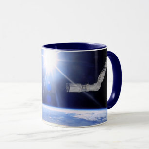 Space-Shuttle-Roboterarm Erdumlaufbahn Sonnenausbr Tasse