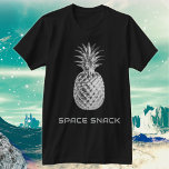 Space Snack Silver Pineape T-Shirt<br><div class="desc">Ein cooler T - Shirt mit einem silbernen Ananas und dem Slogan "Space Snack". Dieses Top ist ein ideales Geschenk für diejenigen, die einen sonderbaren Stil, eine Sci-Fi und einen Spaß im Weltraum genießen. Egal, ob Sie ein Geschenk für einen Physiklehrer suchen oder ein lustiges und futuristisches Shirt, das sich...</div>