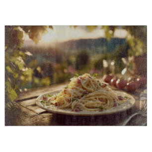 Spaghetti alla Carbonara auf dem Holzgartentisch Schneidebrett