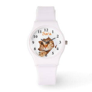 Spähen der Katze auf sportlicher weißer Armbanduhr